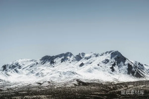 高清摄影 蓝天下的积雪覆盖的山