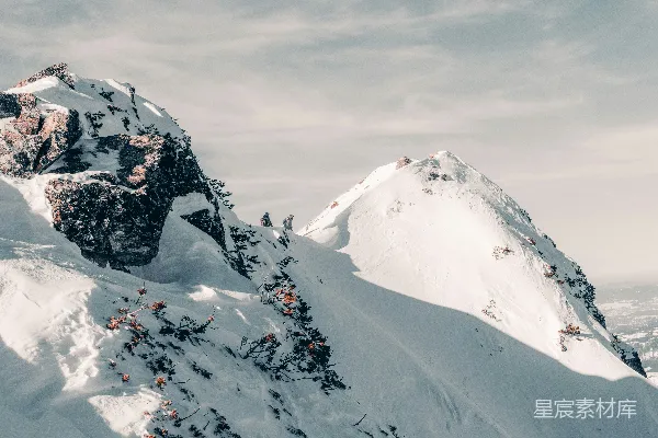 高清摄影 一座被雪覆盖的山峰，背景是天空。