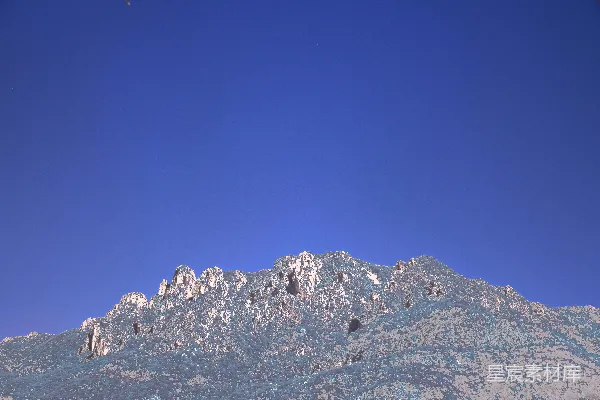 高清摄影 连绵的山峰在晴朗的蓝天之下