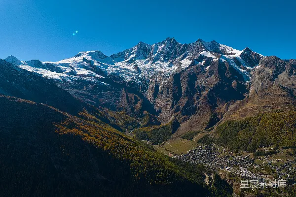 高清摄影 雄伟的雪山俯瞰着山下的村庄。