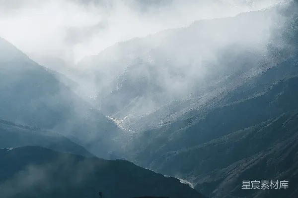 高清摄影 一片覆盖着云雾的山脉风景