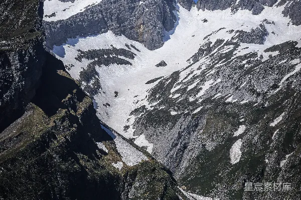 高清摄影 雪山顶峰在蓝天下的通信塔。