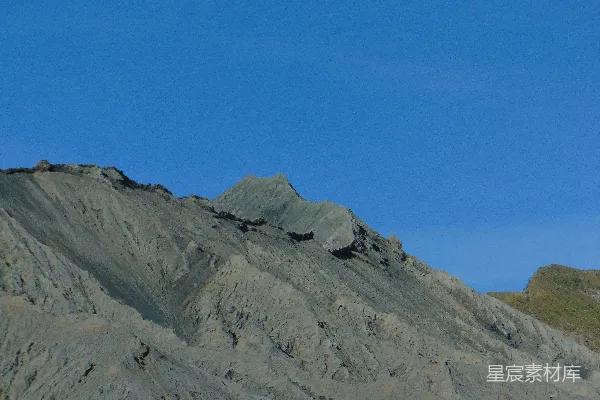 高清摄影 一座岩石山与蓝天