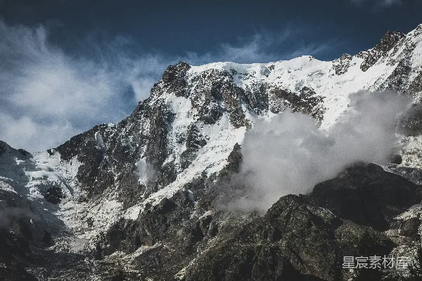 高清摄影 积雪覆盖的山峰在阴云密布的天空下