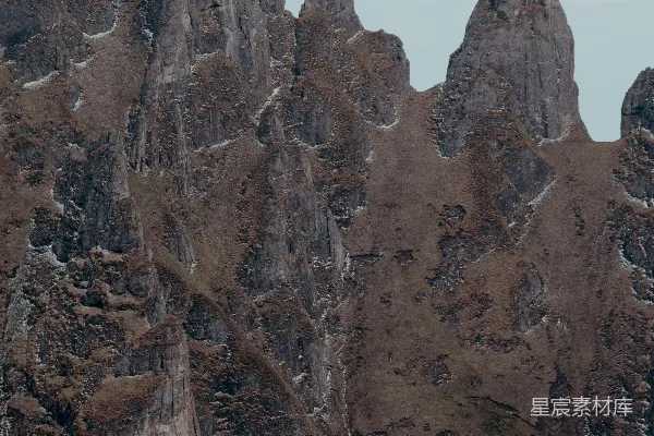高清摄影 阴云密布下的尖峭山峰。