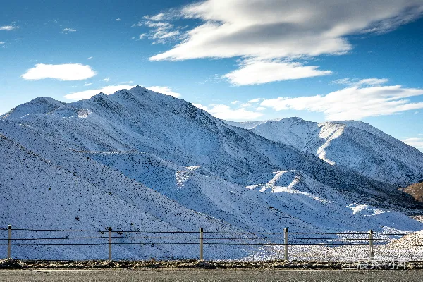 高清摄影 白天蓝天下的雪山覆盖着白雪