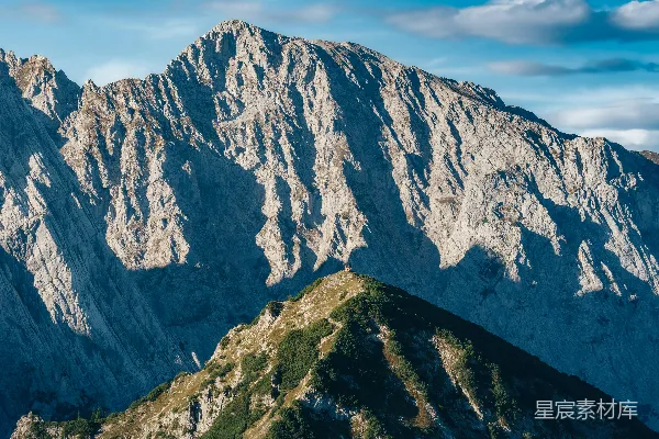 高清摄影 蓝天下的尖锐山峰