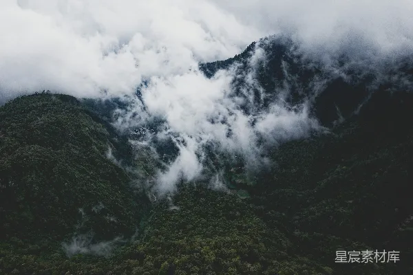 高清摄影 一座山峰被云层覆盖的景象
