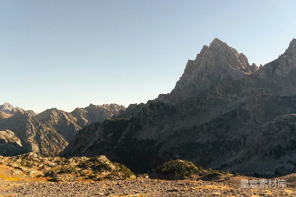 高清摄影 晴空下的尖峭山峰