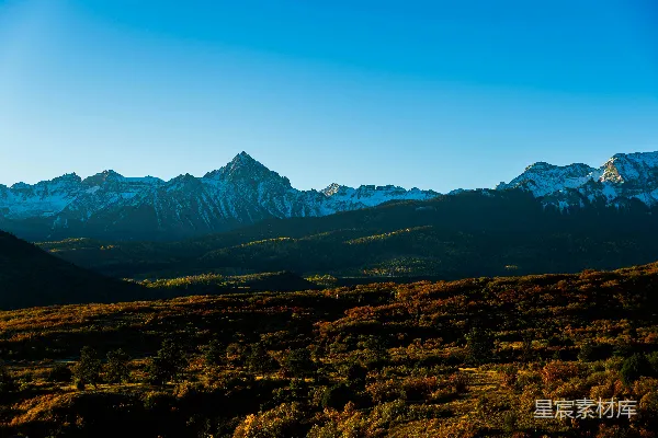 高清摄影 一座山脉，远处的山峰白雪皑皑。