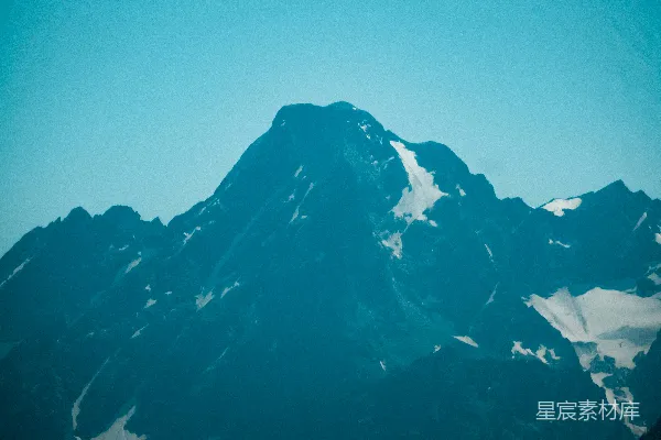 高清摄影 白天蓝天下的黑白山
