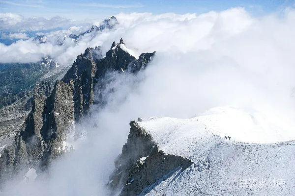 高清摄影 白雪覆盖的山峰从翻腾的云层中浮现
