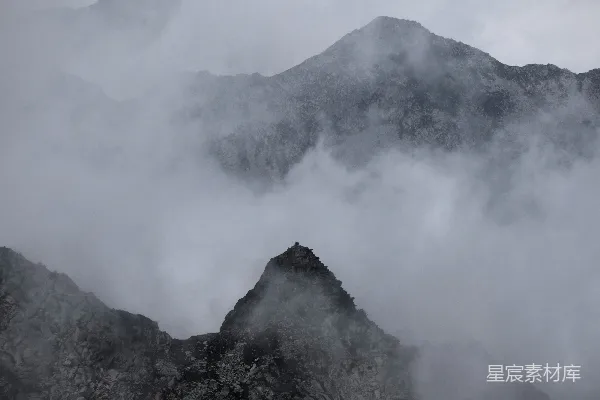 高清摄影 云雾缭绕的山