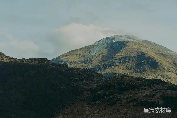 高清摄影 一座山峰直指蓝天。