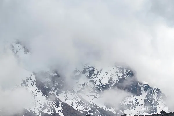 高清摄影 一座被雪和云雾覆盖的大山