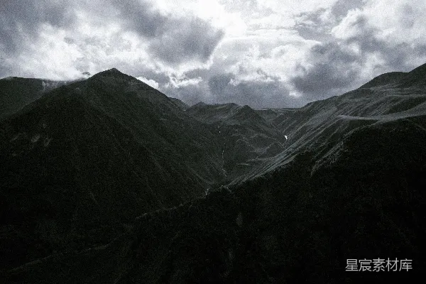 高清摄影 一座山脉上云雾缭绕