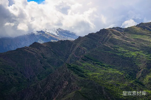 高清摄影 一座山脉的景色，天空中有云层。