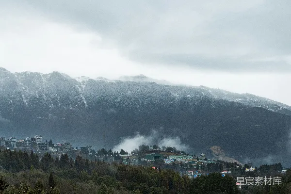 高清摄影 白雪覆盖的群山俯瞰着下面的小村庄
