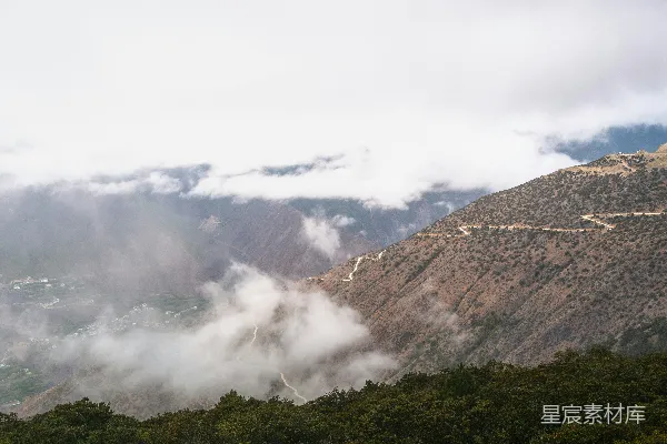高清摄影 蜿蜒曲折的山路穿行于崎岖的地形之间。
