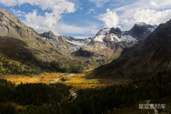 高清摄影 一座山谷的景色，背景是山脉。