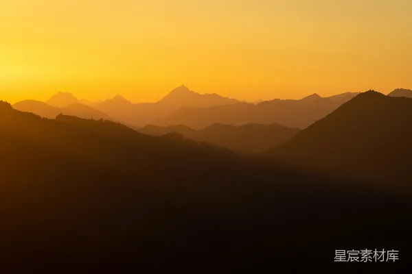 高清摄影 夕阳正照耀在山脉上