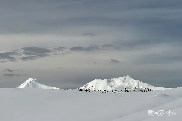 高清摄影 一个雪景，背景中有山脉。