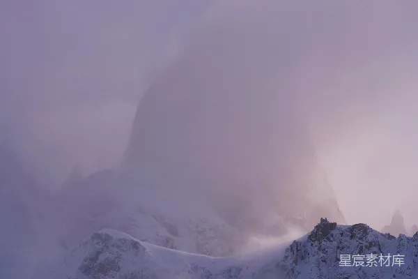 高清摄影 一座覆盖着雪的山，天空中有一朵云。