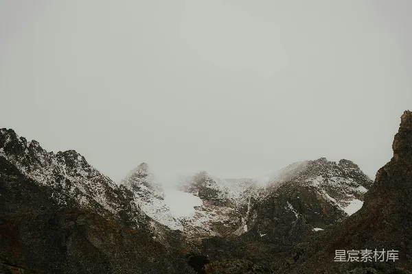 高清摄影 被冰雪和云雾覆盖的山脉