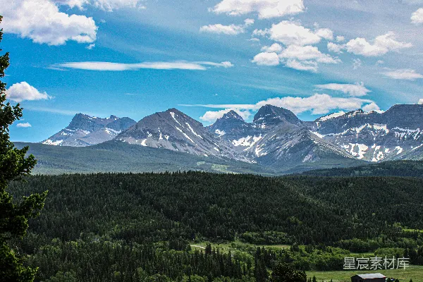 高清摄影 一座山脉的风景，前景中有一座小屋。