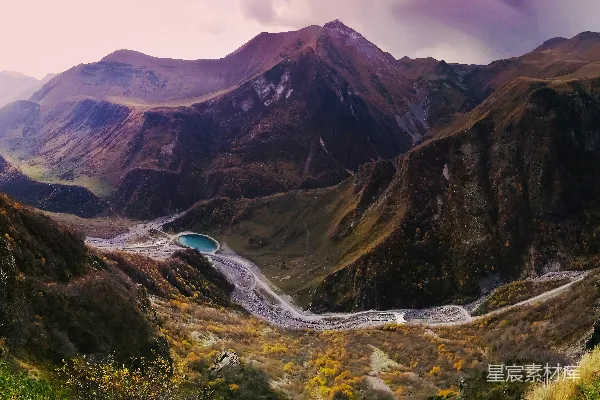 高清摄影 山附近的河流
