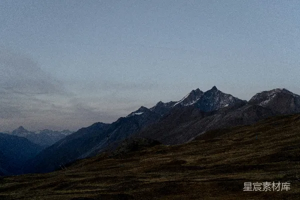 高清摄影 一座山峦环绕的景观