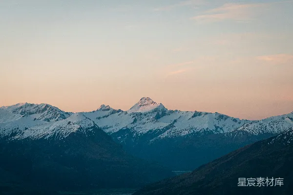 高清摄影 白雪覆盖的山脉在淡雅的天空下