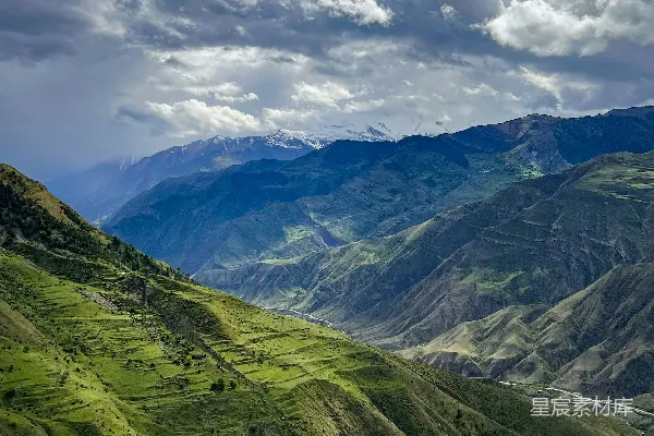 高清摄影 一幅山峦背景下的山谷景色