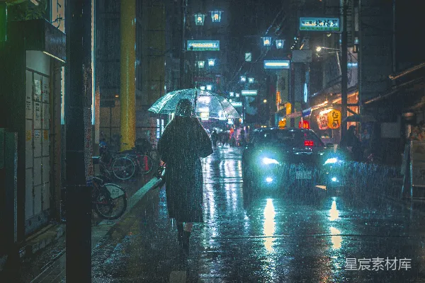 高清摄影 一个在雨中手持伞走在街道上的行人
