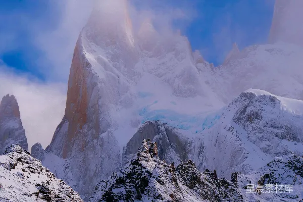 高清摄影 一座覆盖着积雪的山峰，背景是天空。