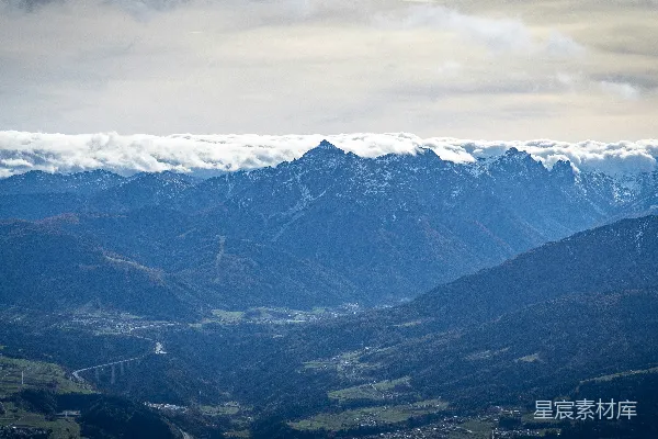 高清摄影 云层下的白雪皑皑的山峰