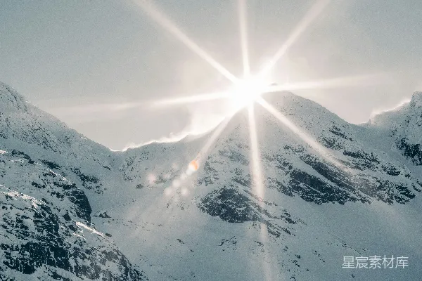 高清摄影 阳光灿烂地照耀在白雪皑皑的山上。