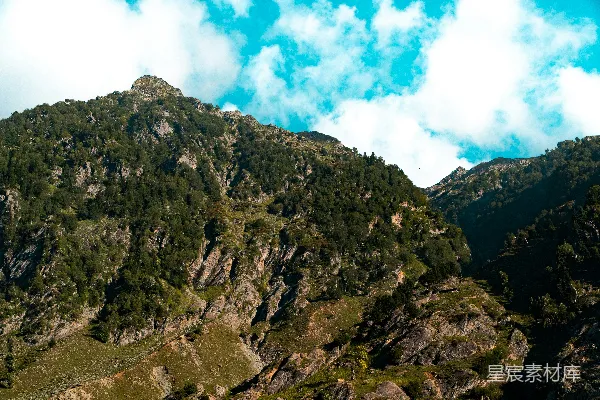 高清摄影 一座山脉的远景，天空中有云彩。