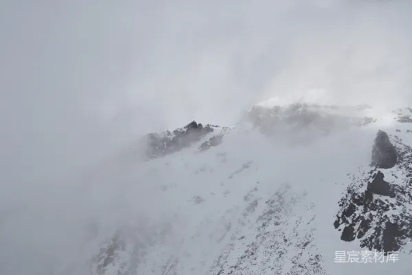 高清摄影 一座被雪和云雾覆盖的非常高的山