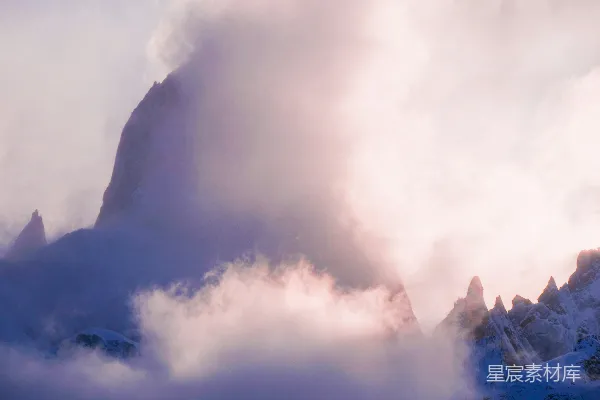 高清摄影 一座被云雾笼罩的山，背景是天空。