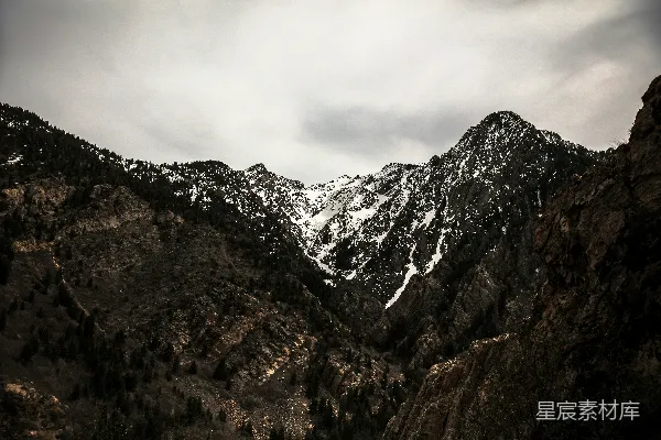 高清摄影 雪覆盖的山峰上方多云的天空