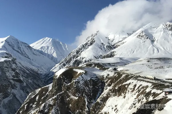 高清摄影 覆盖着雪的山峰，背景是蓝天。