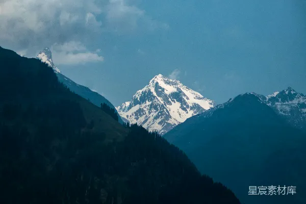高清摄影 一座山脉，背景中有着被积雪覆盖的山峰。