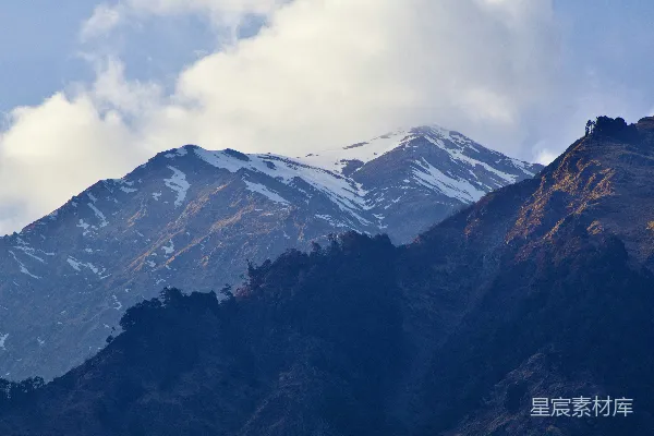 高清摄影 云层低垂，雪山覆盖白雪