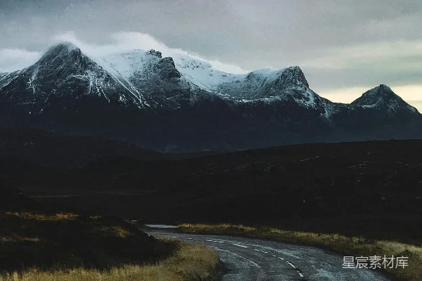 高清摄影 一条路上有山的背景。