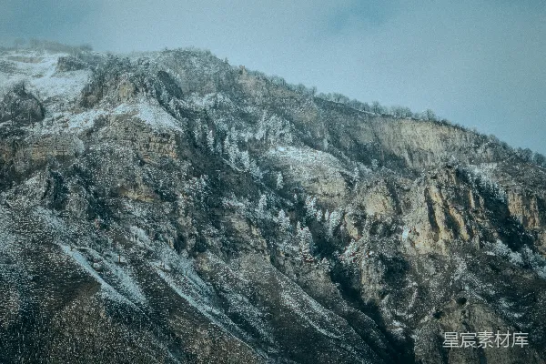 高清摄影 在多云的日子里，一座覆盖着积雪的大山