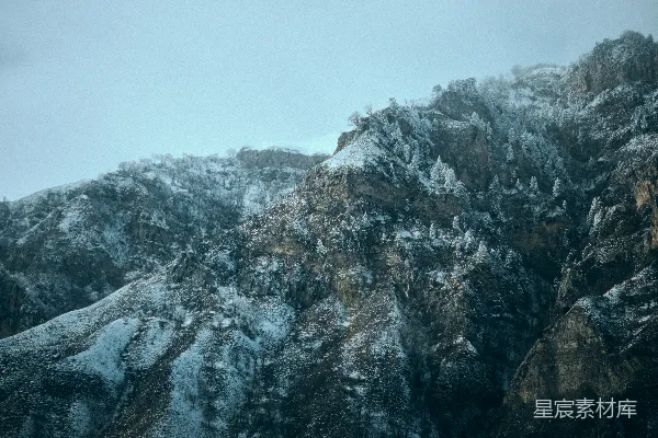 高清摄影 阴天的一座积雪覆盖的山