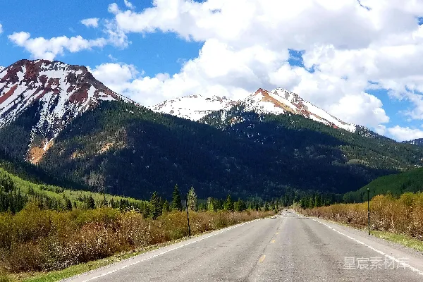 高清摄影 一条路上，背景是山。
