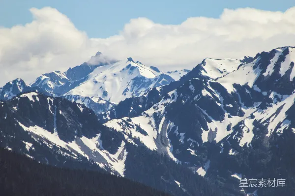 高清摄影 一座雪山连绵的山脉