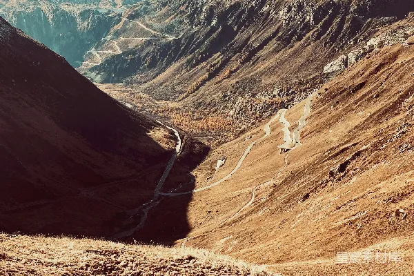 高清摄影 一座山的景色，上面有一条路穿过